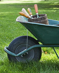 Photo dune brouette charge doutils de jardinage