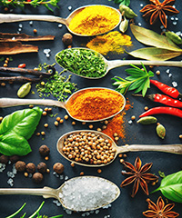 Photo de plusieurs cuillères à soupe posées sur une table, chacune d’elle remplie avec un épice donnant un ensemble très coloré Photo de plusieurs cuillères à soupe posées sur une table, chacune d’elle remplie avec un épice donnant un ensemble très coloré